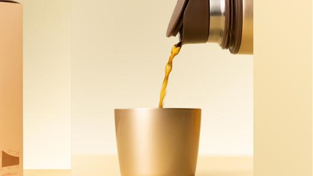 黄精茶倒入杯中图