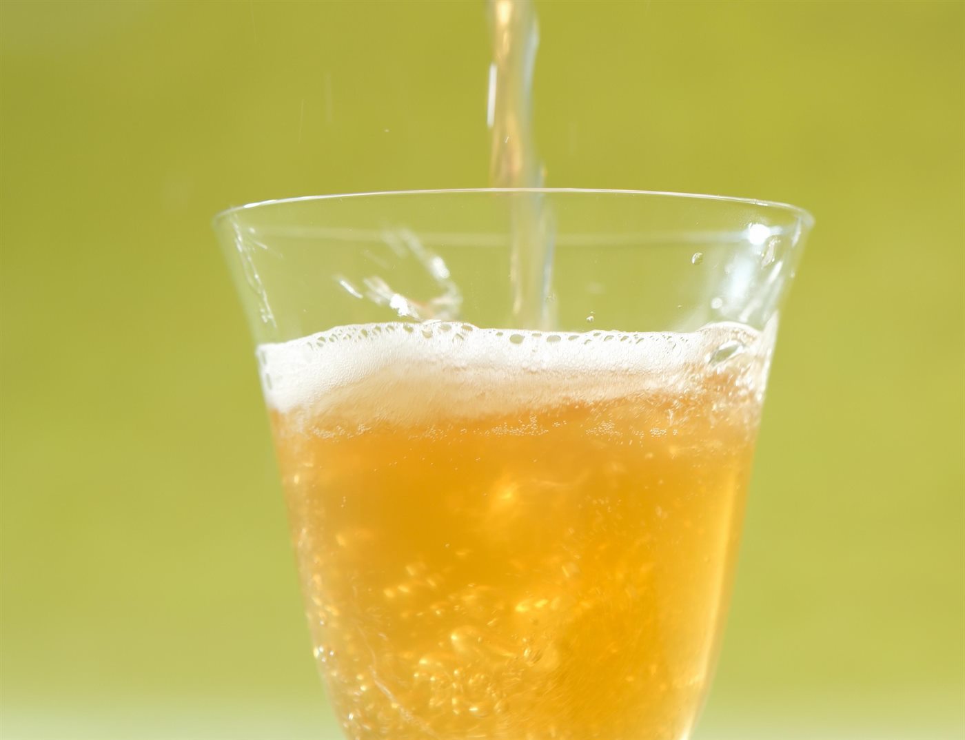 气泡石斛黄酒杯中酒液